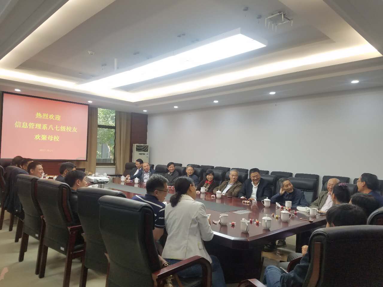 1509412719152017424.jpg 信管学院87科技档案班校友返校2.jpg
